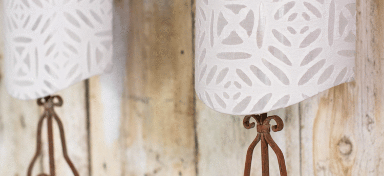 abat-jour en tissu blanc détail géométrique