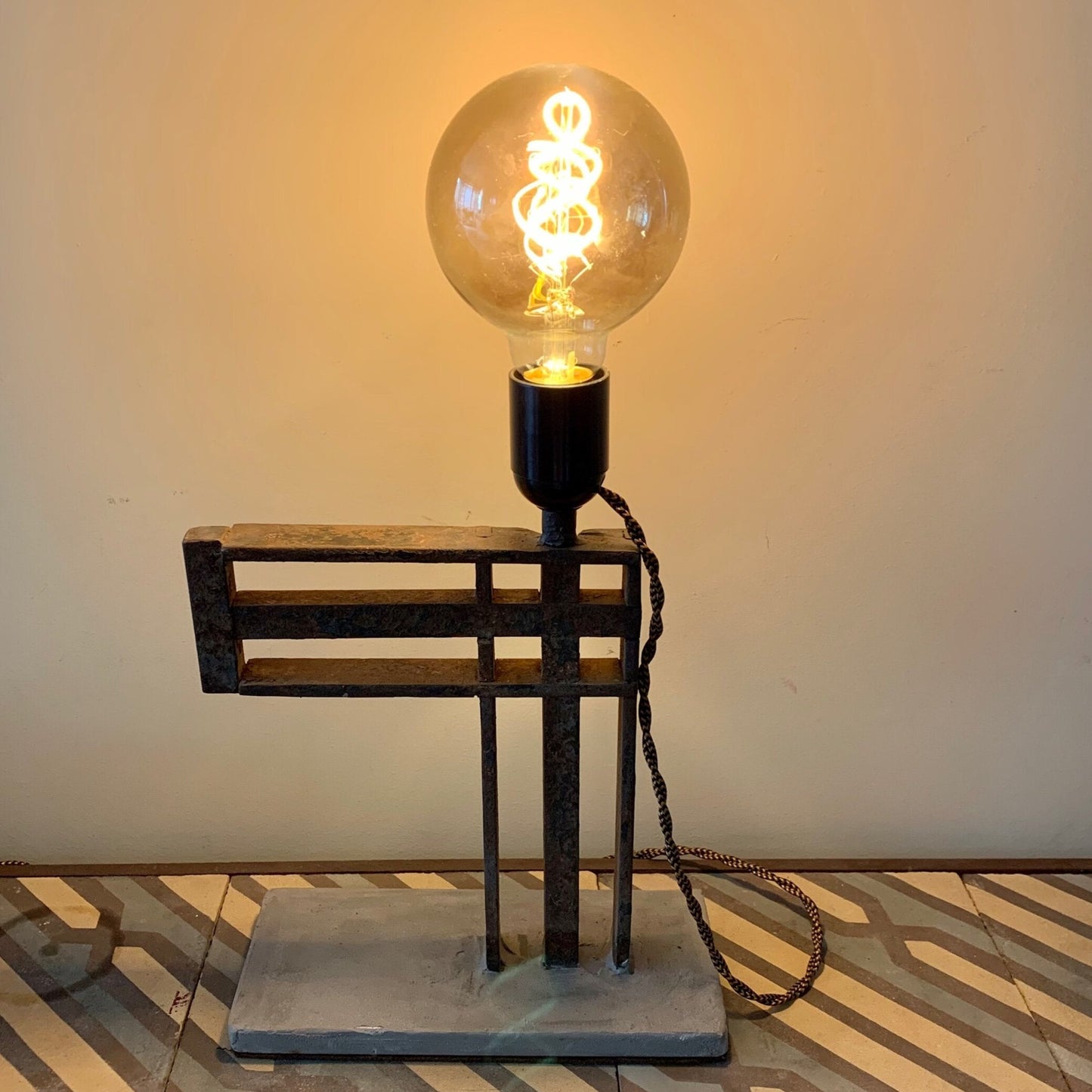 Lampe de bureau en fer forgé recyclé Sonja