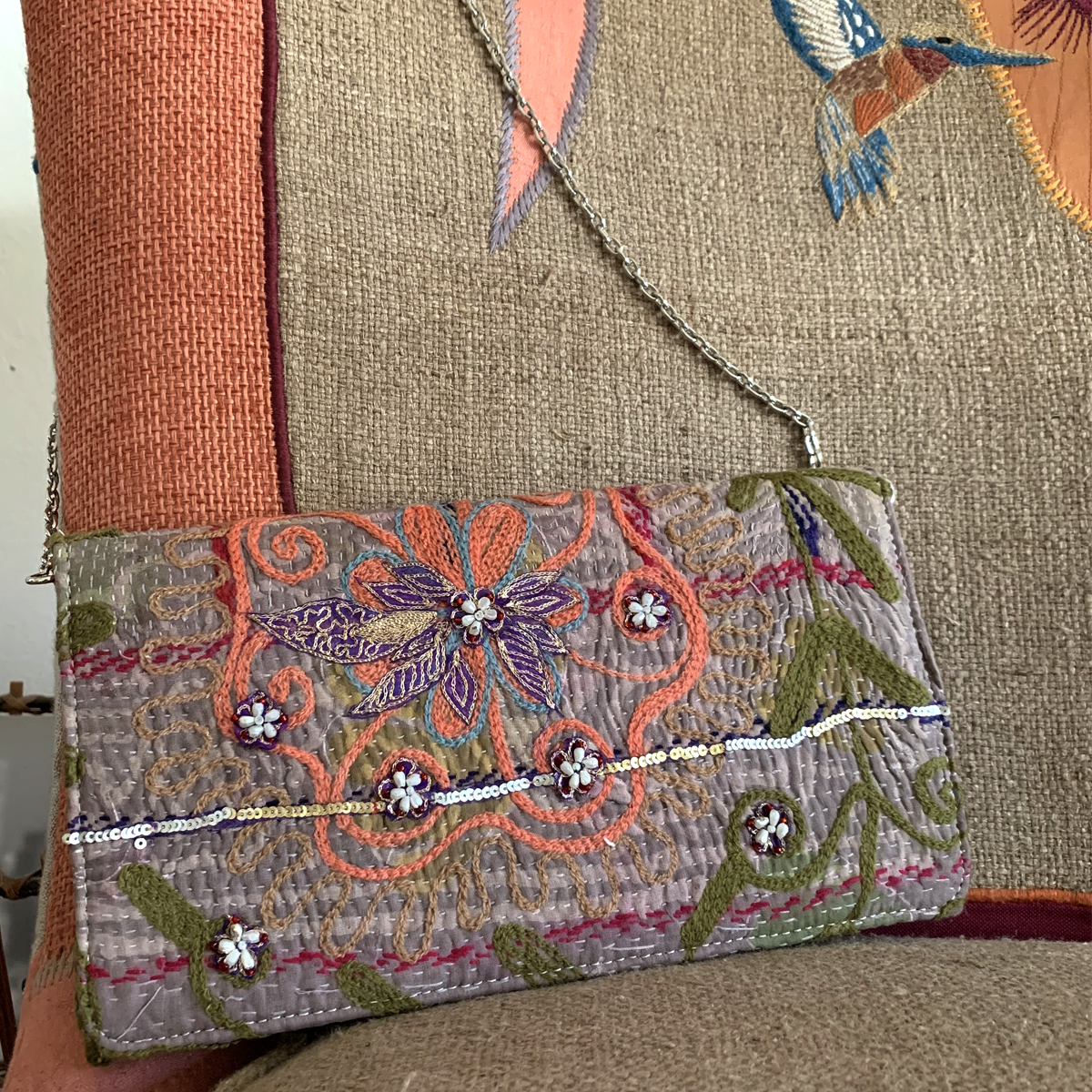 Pochette Suzani vintage : fabriquée à la main et éthique