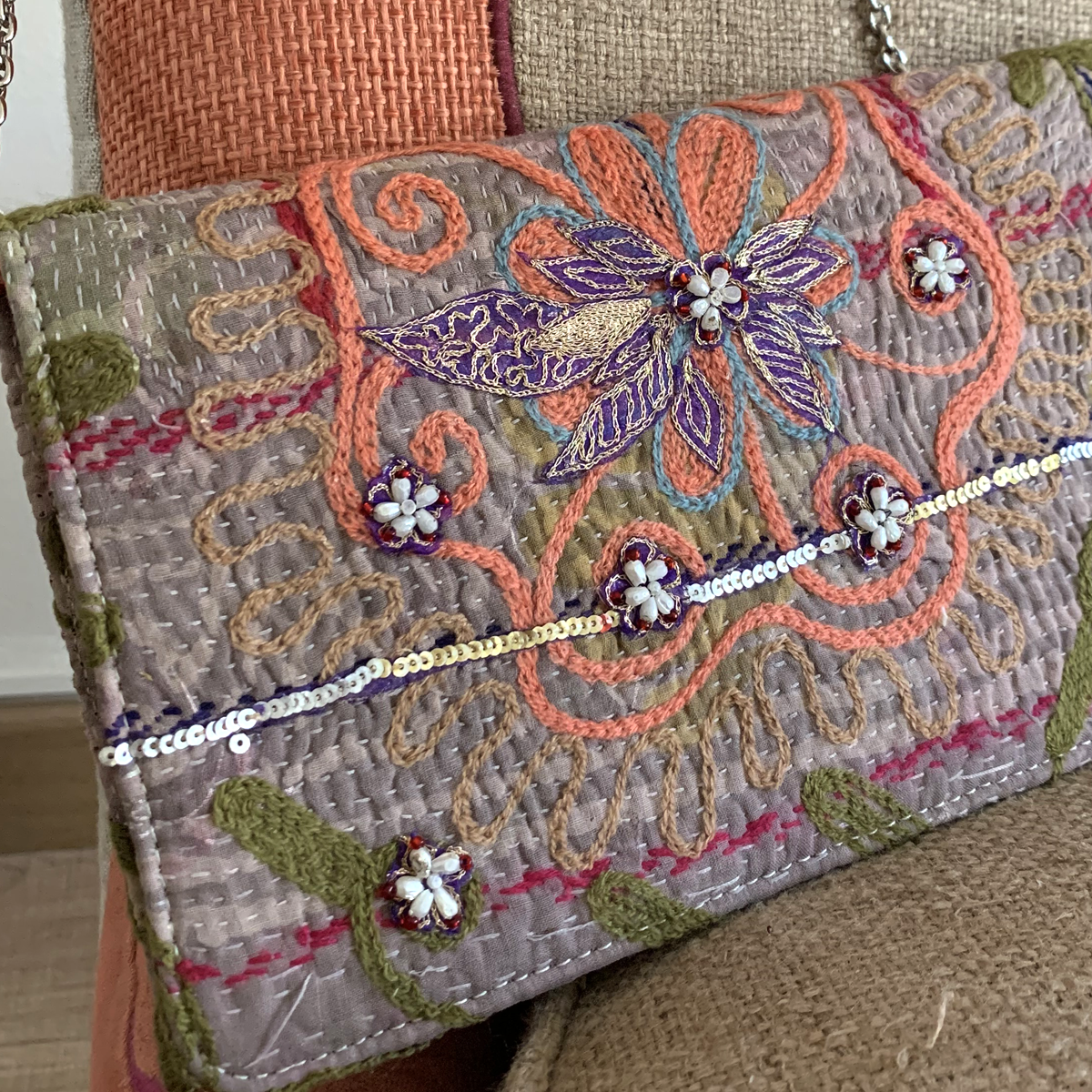 Pochette Suzani vintage : fabriquée à la main et éthique