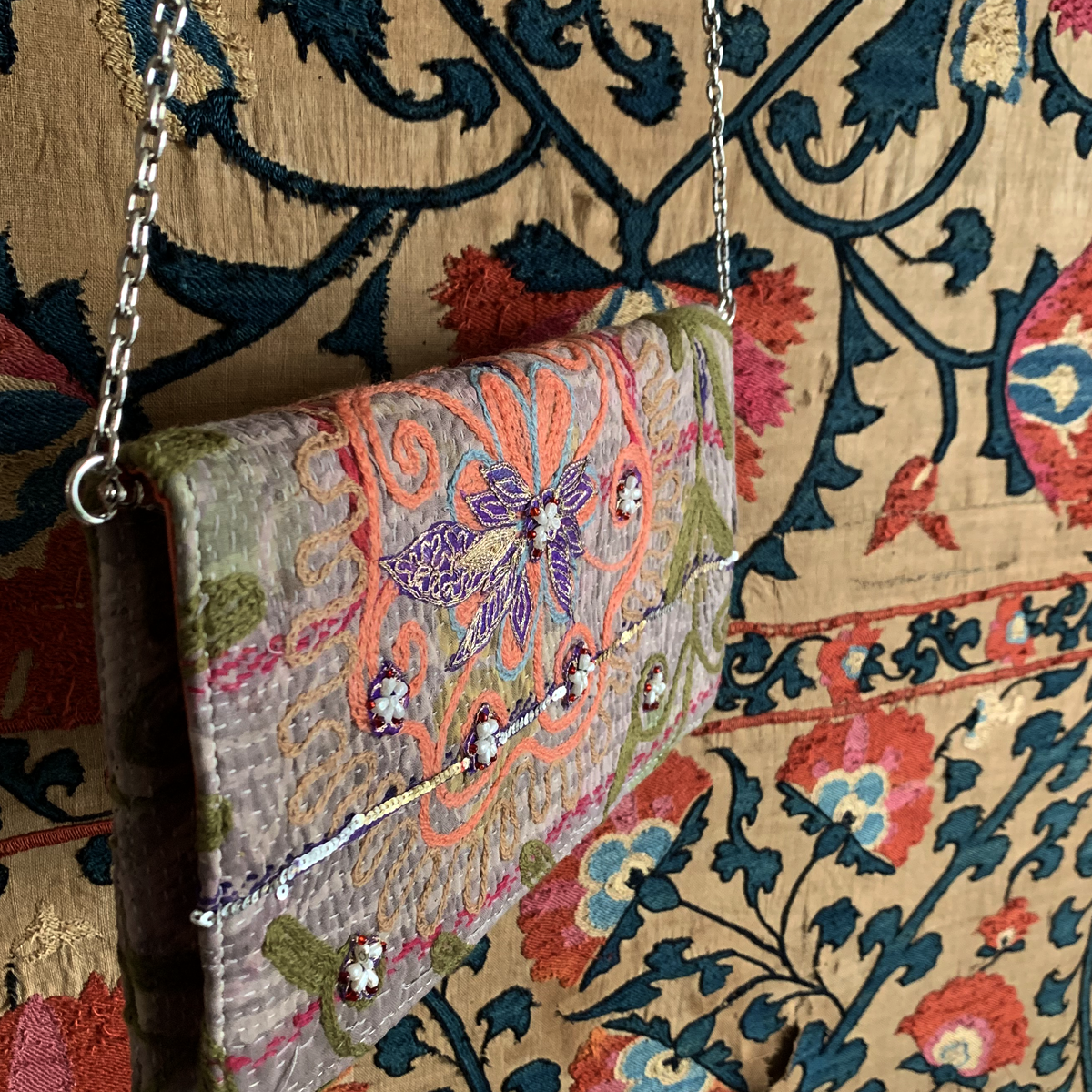 Pochette Suzani vintage : fabriquée à la main et éthique