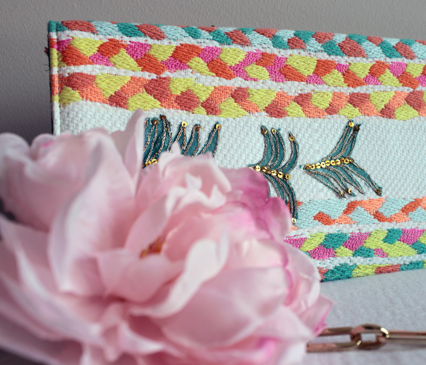 Pochette à rayures Tutti Frutti avec chaîne dorée