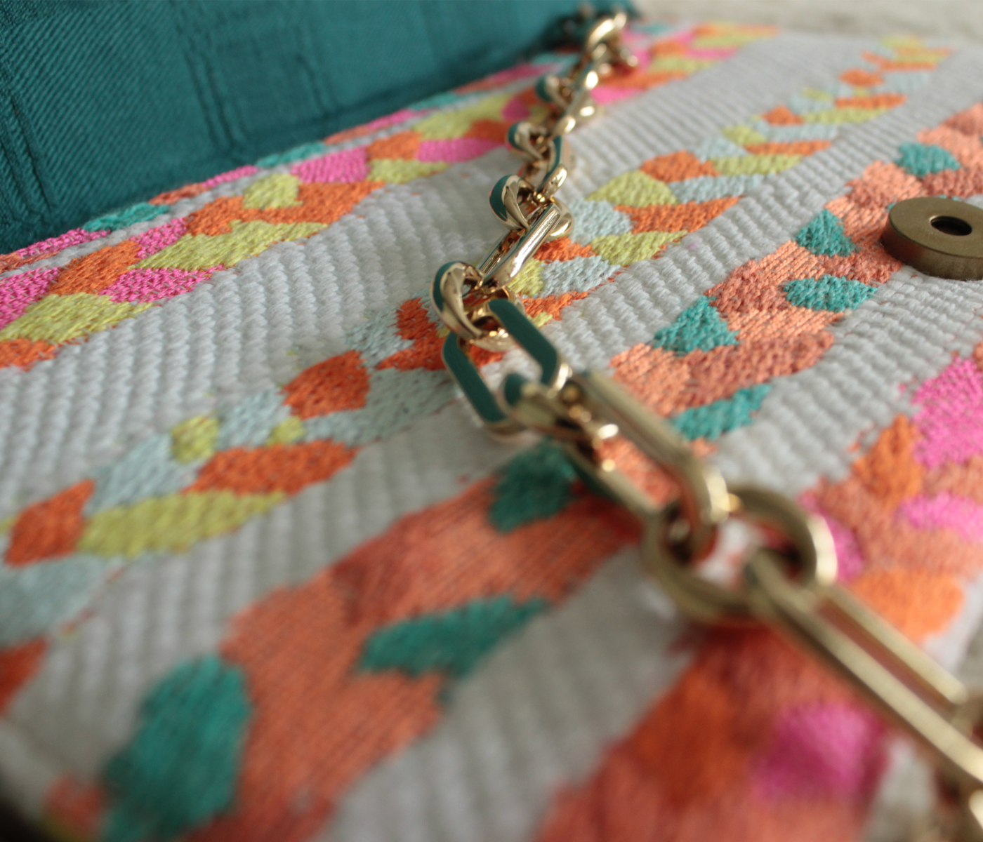 Pochette à rayures Tutti Frutti avec chaîne dorée