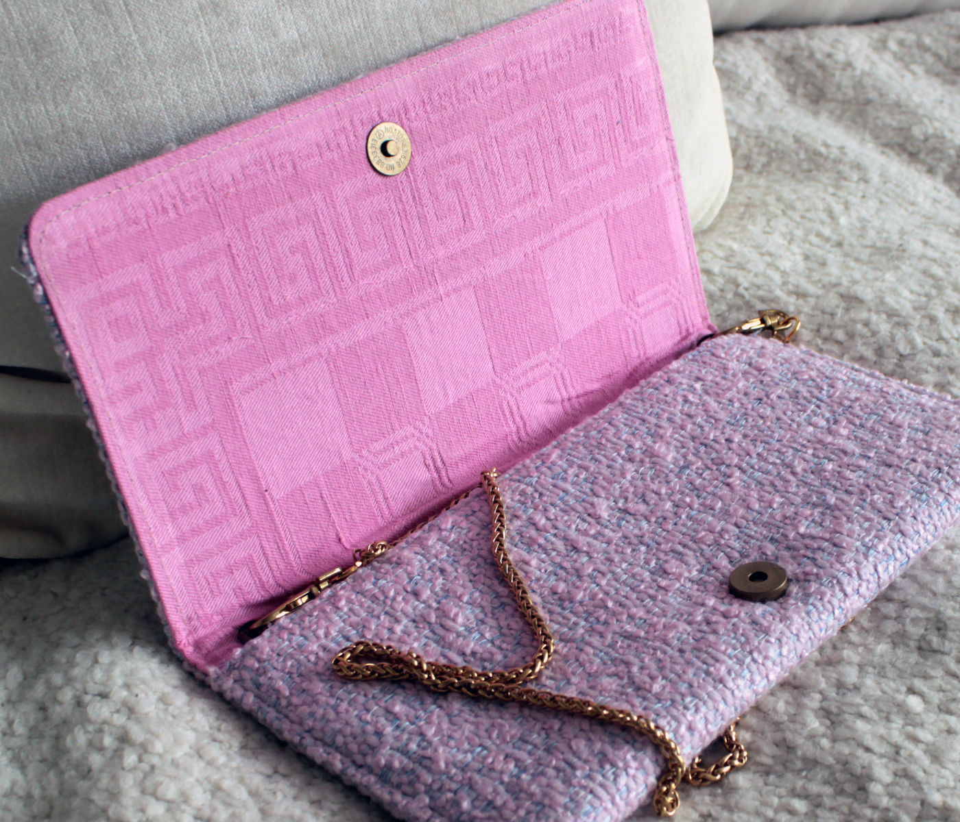 Pochette en laine lavande fabriquée à la main avec oiseau brodé