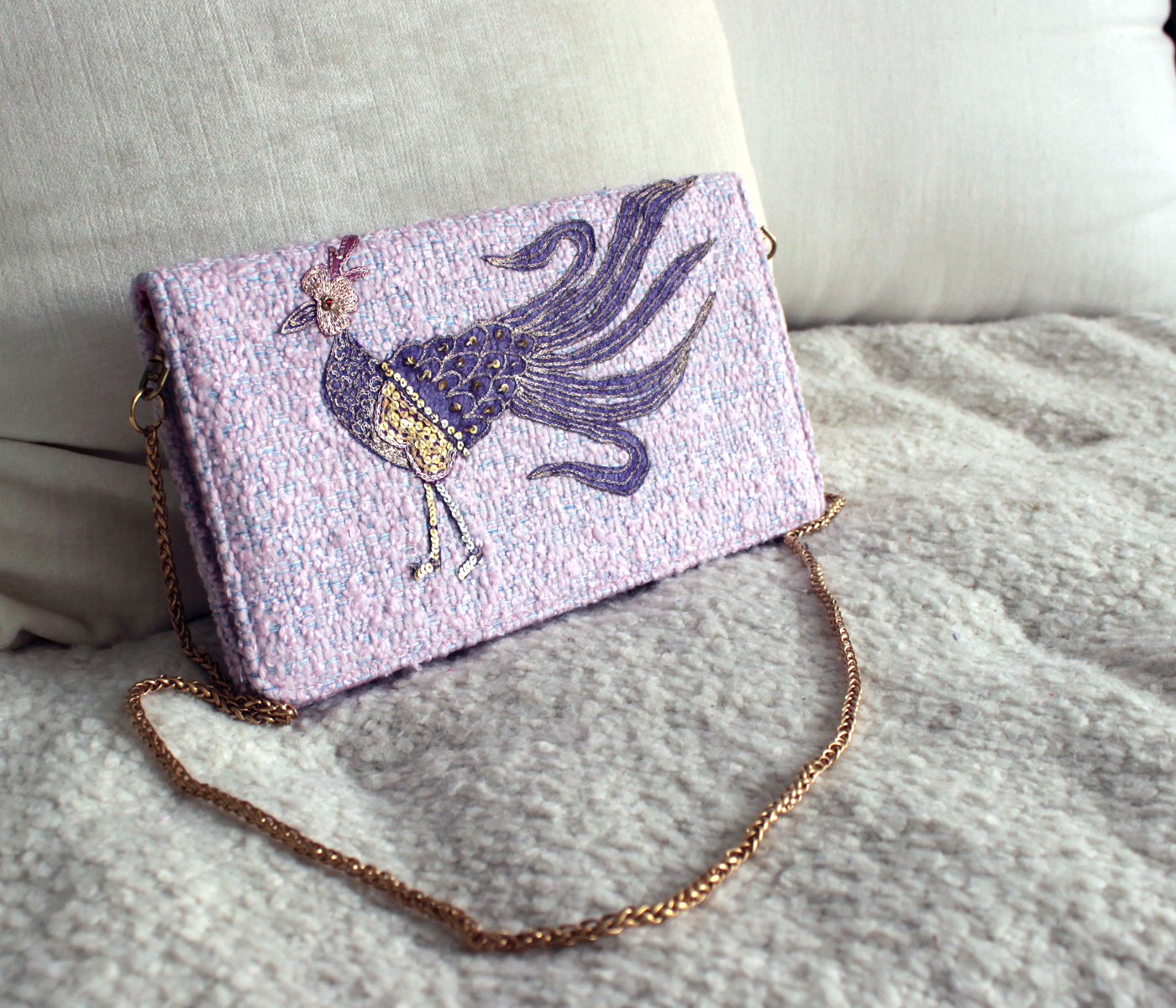 Pochette en laine lavande fabriquée à la main avec oiseau brodé