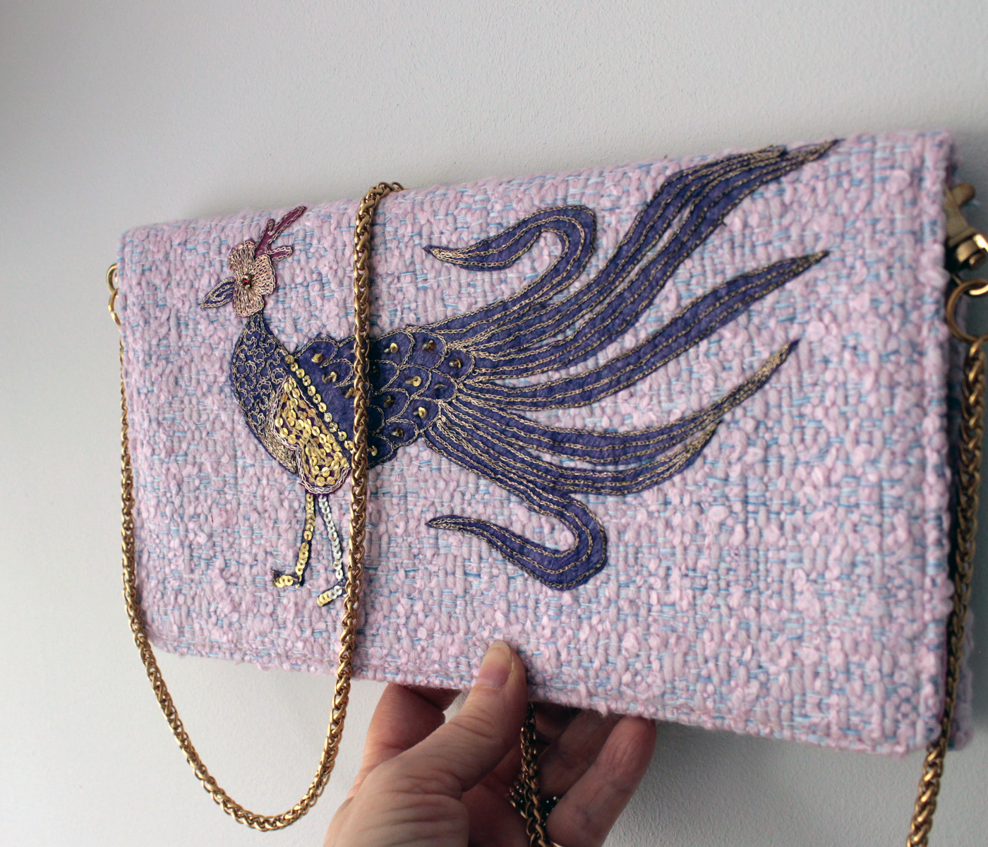 Pochette en laine lavande fabriquée à la main avec oiseau brodé