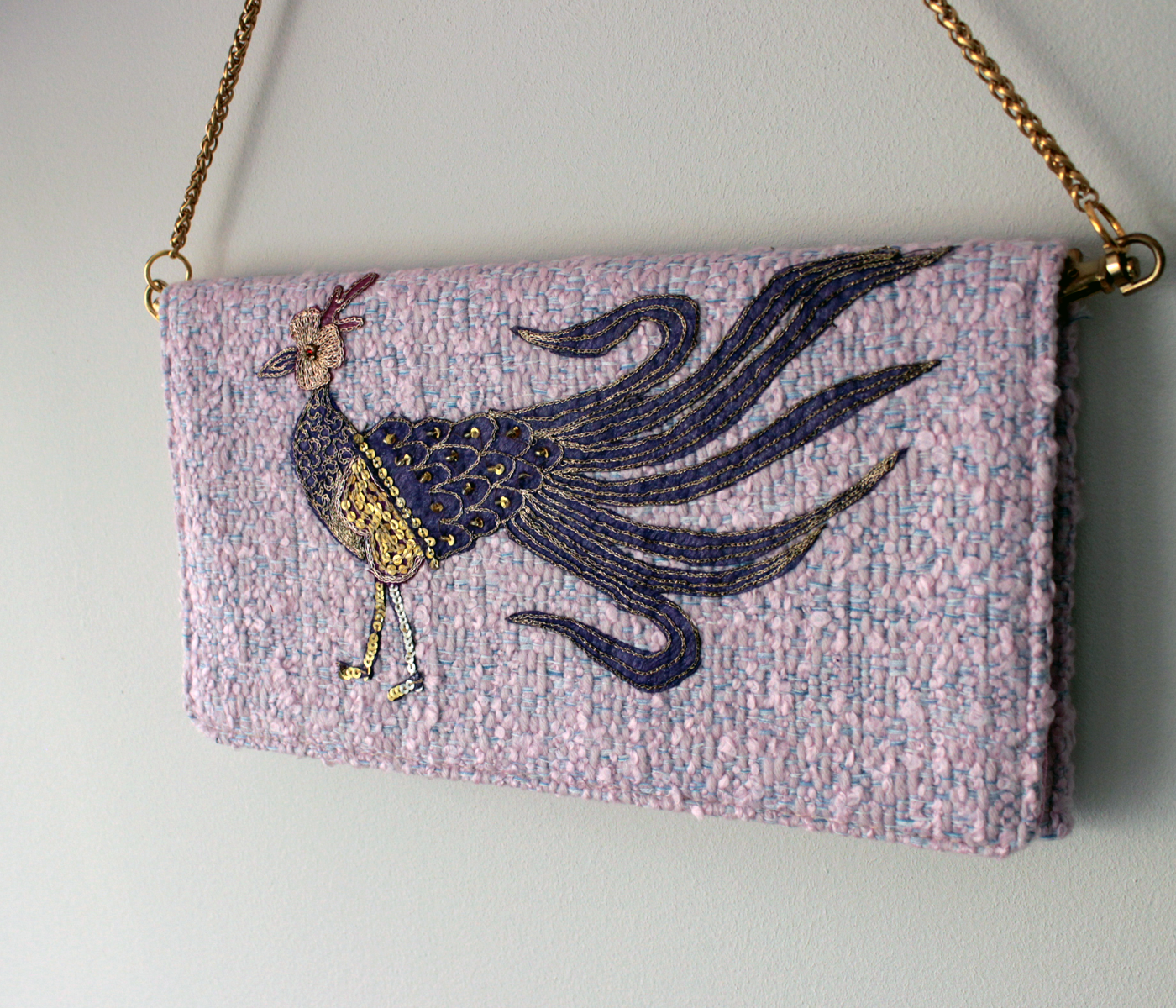 Pochette en laine lavande fabriquée à la main avec oiseau brodé