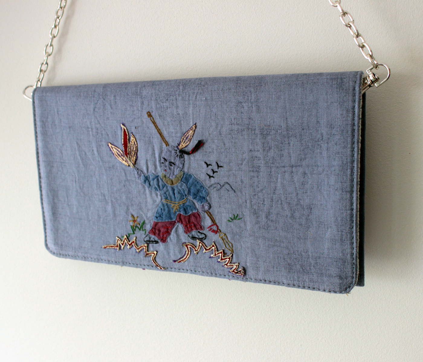 Pochette brodée en lin damassé bleu
