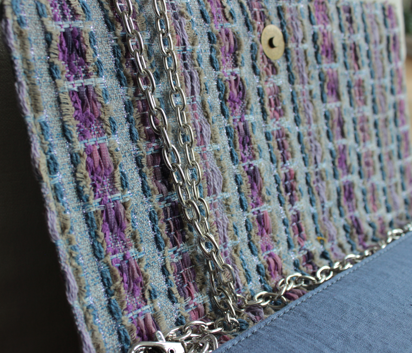 Pochette brodée en lin damassé bleu