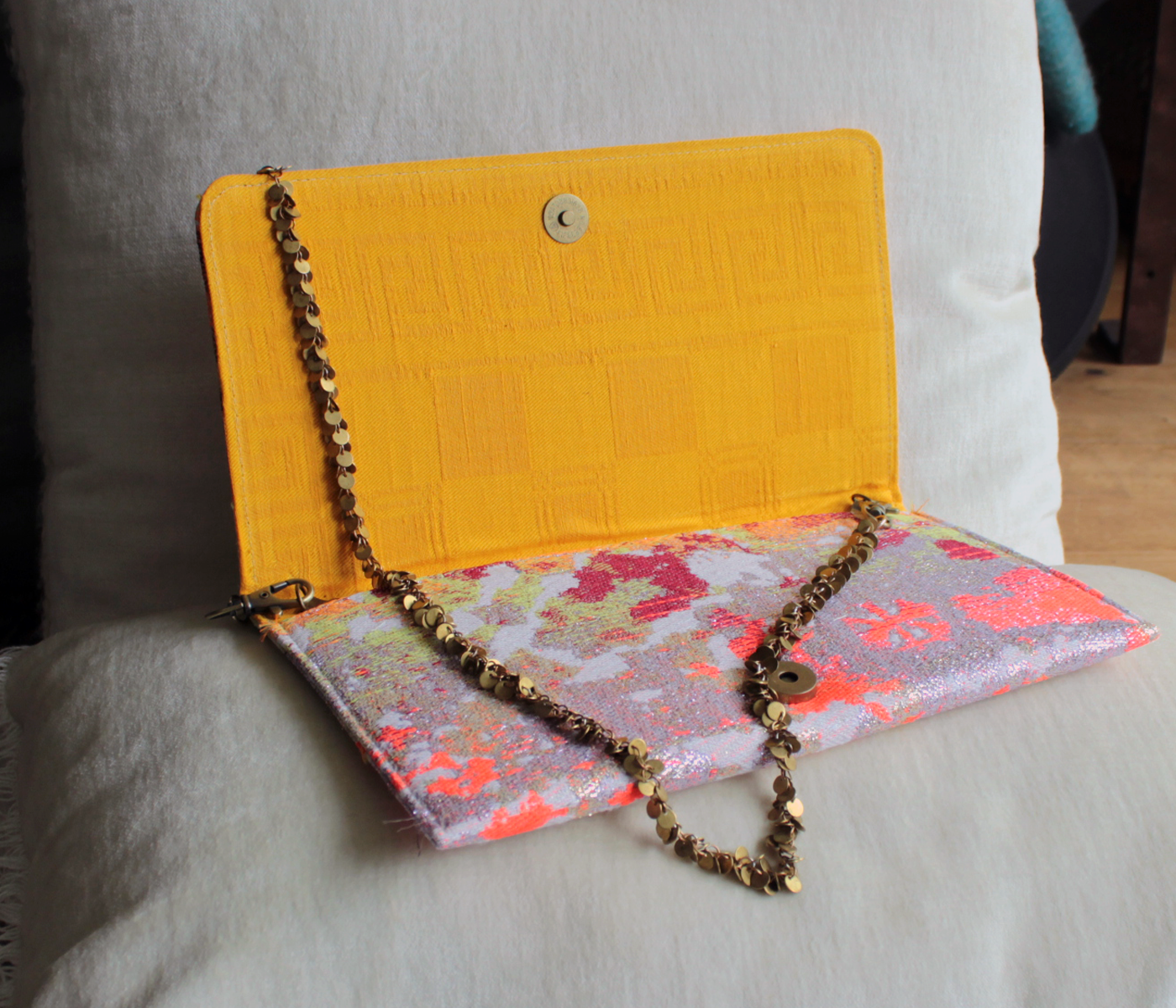 Pochette cœur brodé