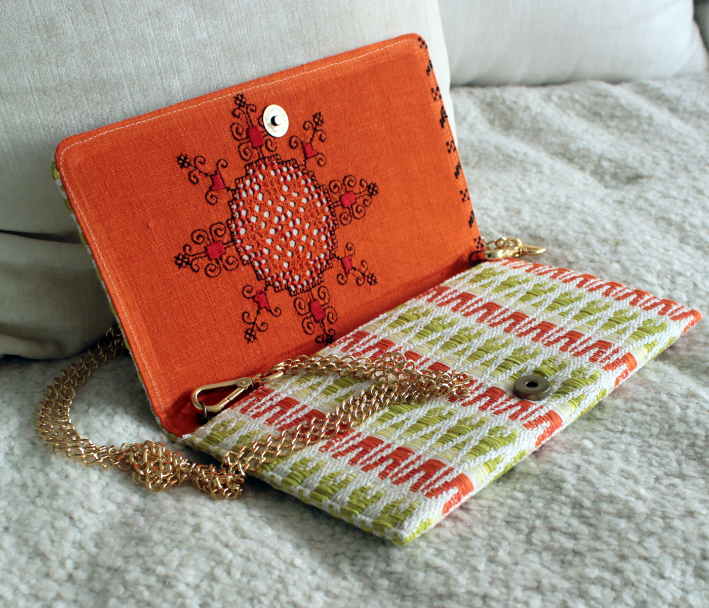 Pochette Géométrique en Laine avec Fleur Brodée
