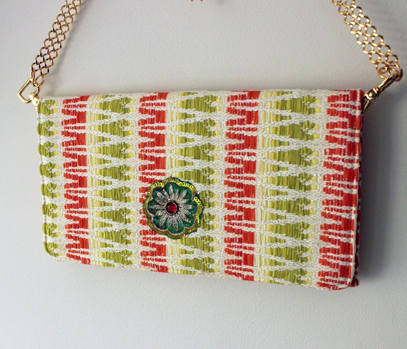 Pochette Géométrique en Laine avec Fleur Brodée