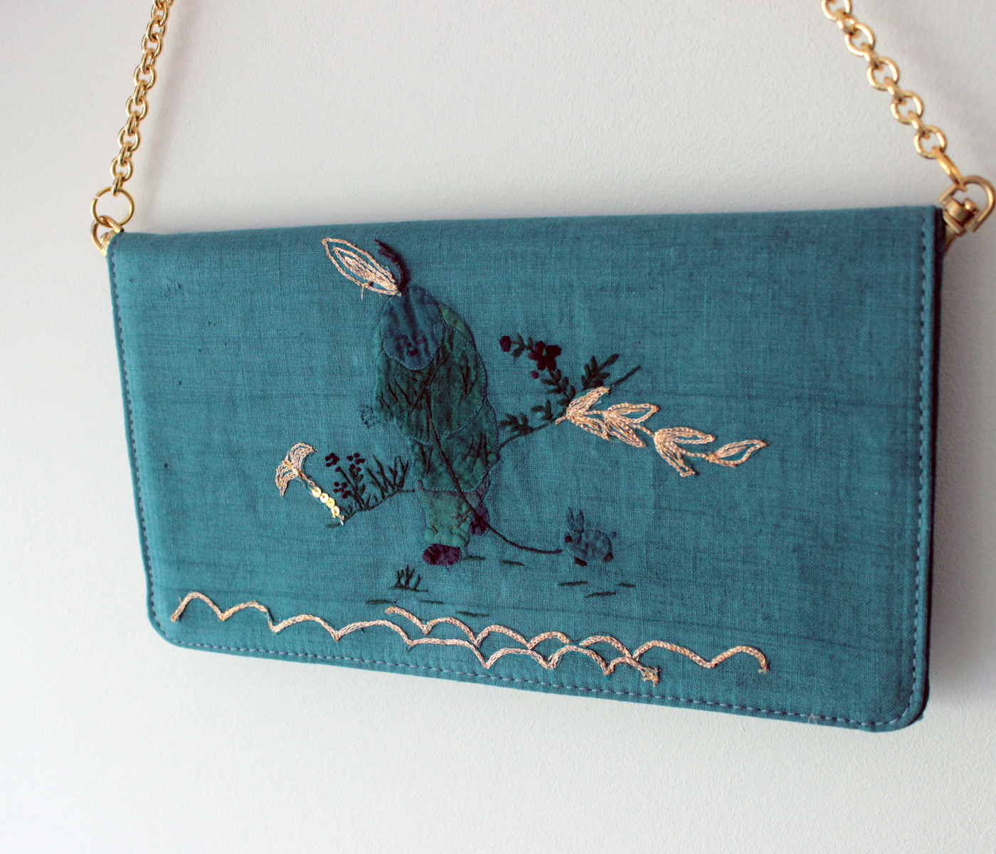 Pochette vert émeraude faite à la main avec serviette brodée antique
