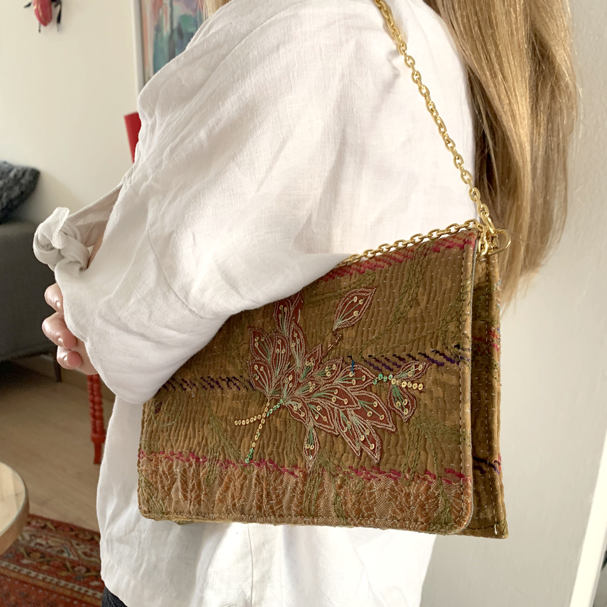 Pochette Kantha vintage recyclée avec bouquet brodé bordeaux