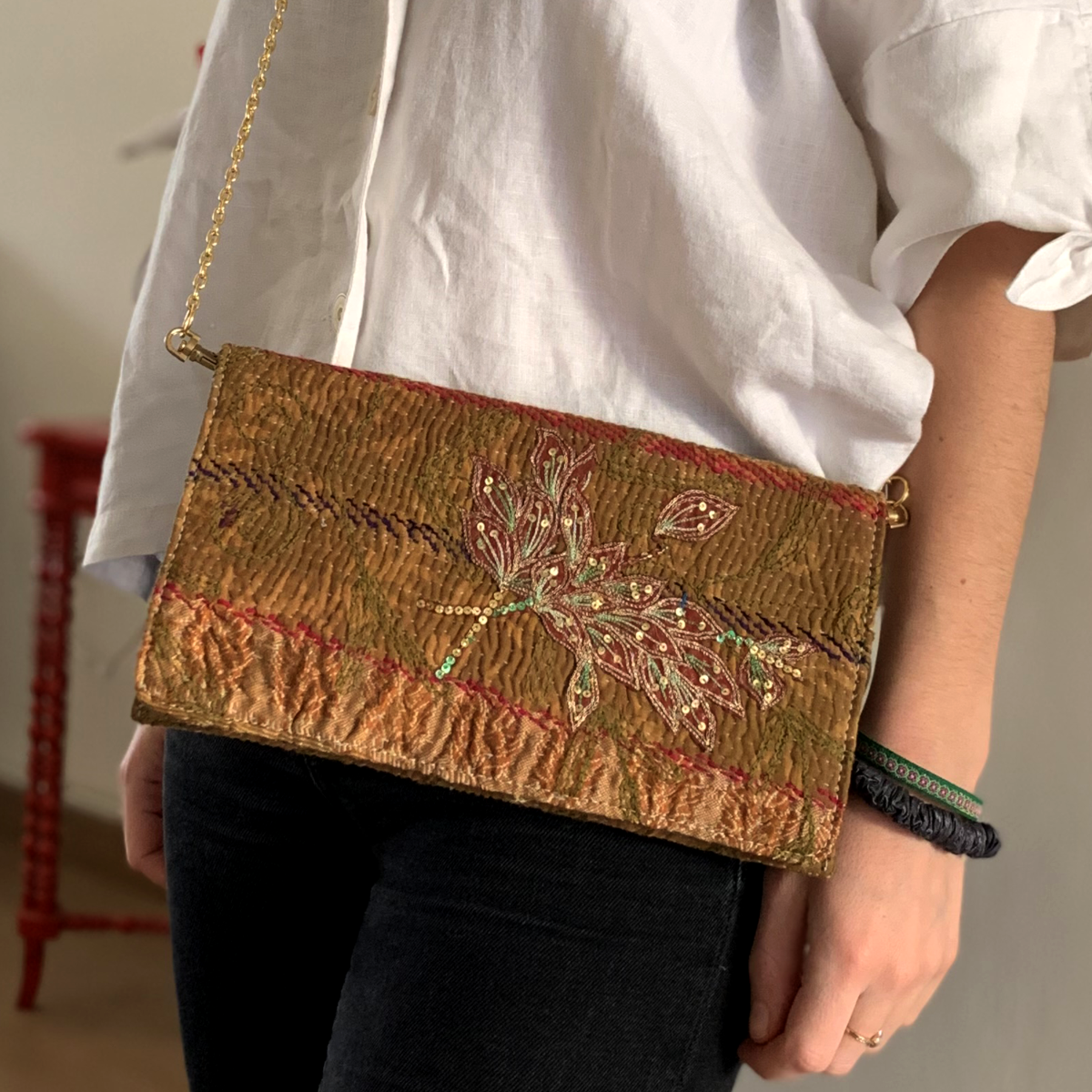 Pochette Kantha vintage recyclée avec bouquet brodé bordeaux