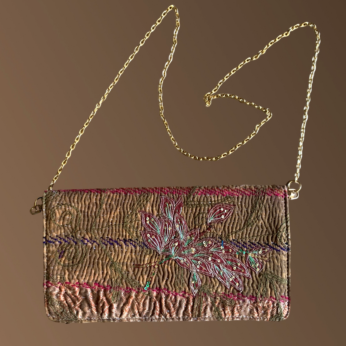 Pochette Kantha vintage recyclée avec bouquet brodé bordeaux