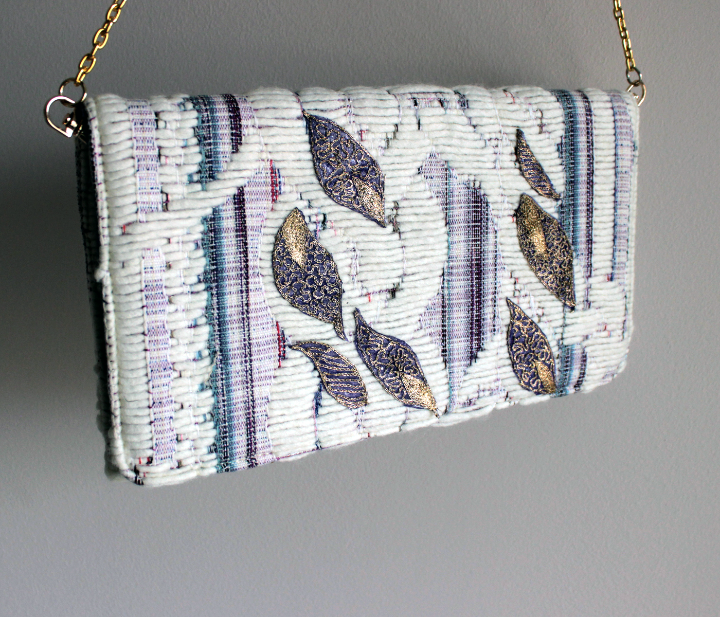 Pochette artisanale brodée violette et dorée - Éthique et élégante