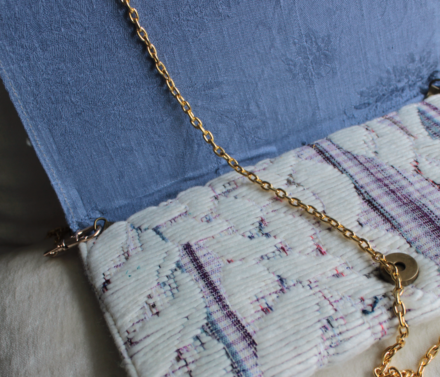 Pochette artisanale brodée violette et dorée - Éthique et élégante