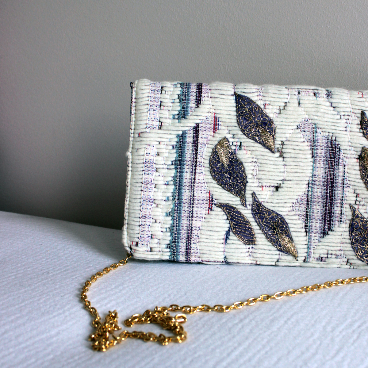 Pochette artisanale brodée violette et dorée - Éthique et élégante