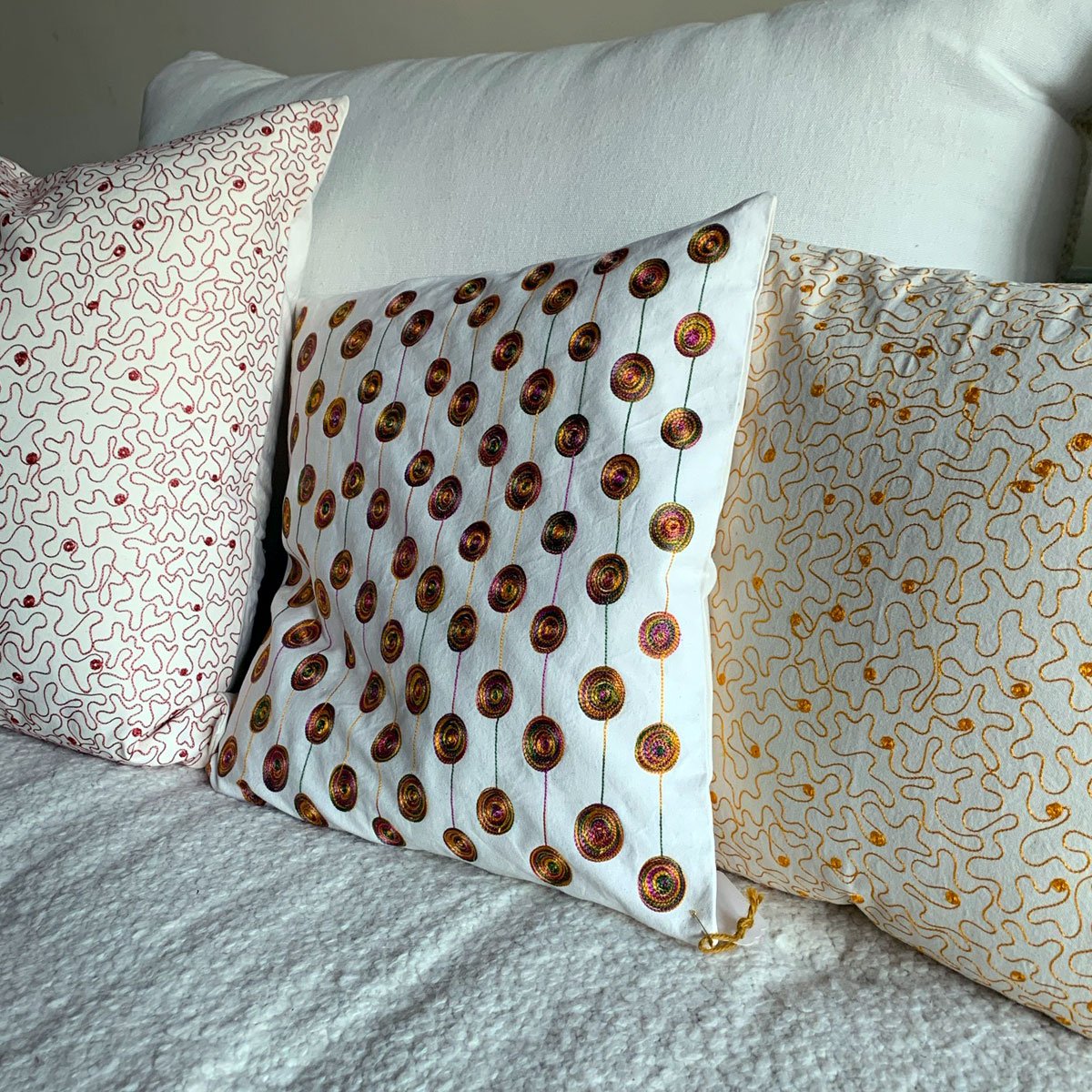 Coussin brodé fait main Oeuf Or