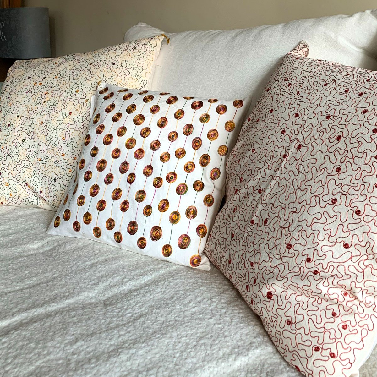 Coussin brodé fait main Oeuf Or