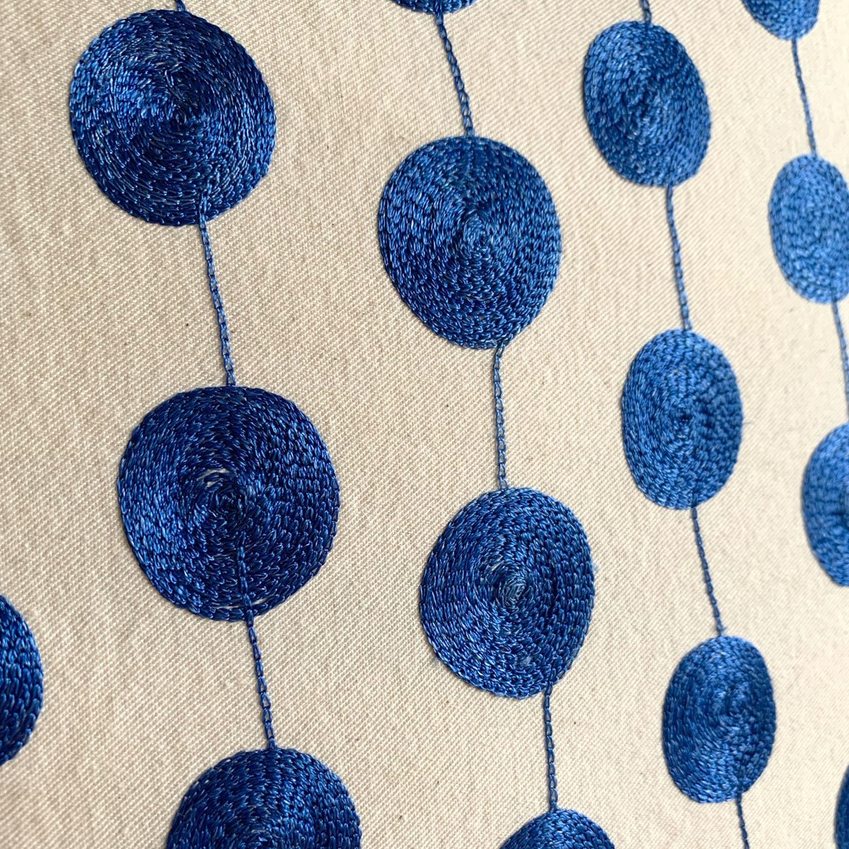 Housse de coussin brodée à la main Oeuf en bleu