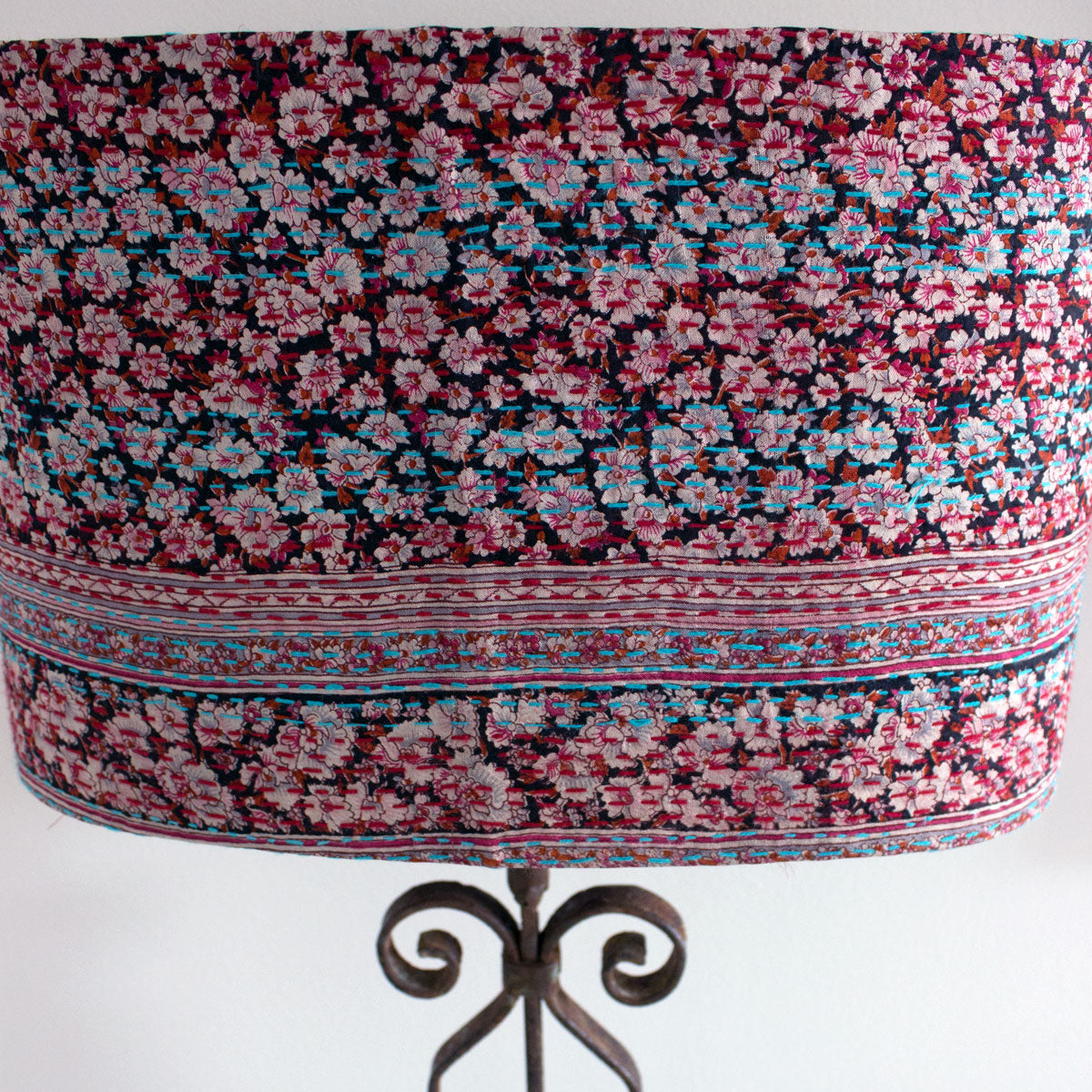 Lampe de table Bela recyclée à partir de récupération architecturale et abat-jour Kantha
