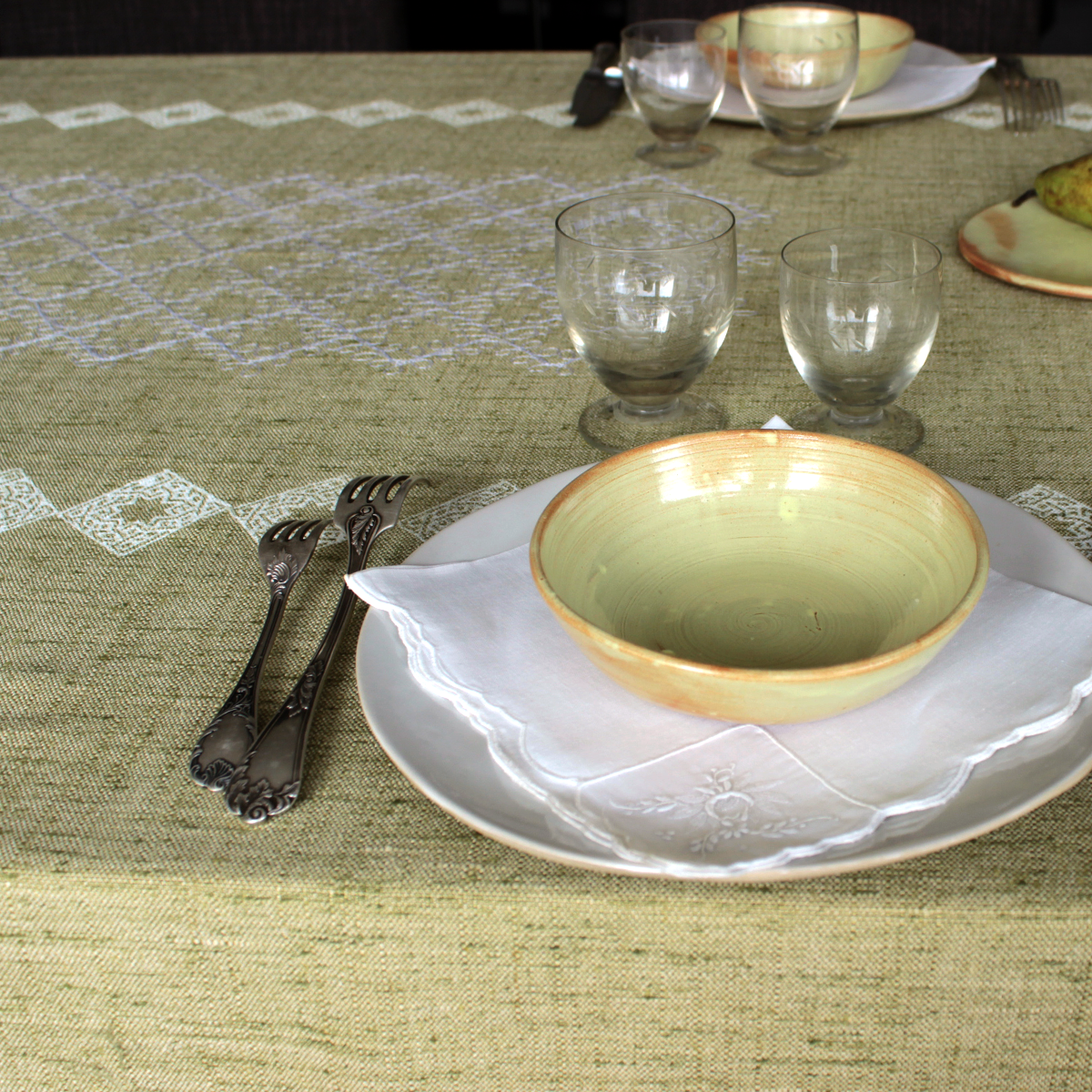 Nappe en lin épais vert anis - Impression au Tampon et Broderie Aghabani