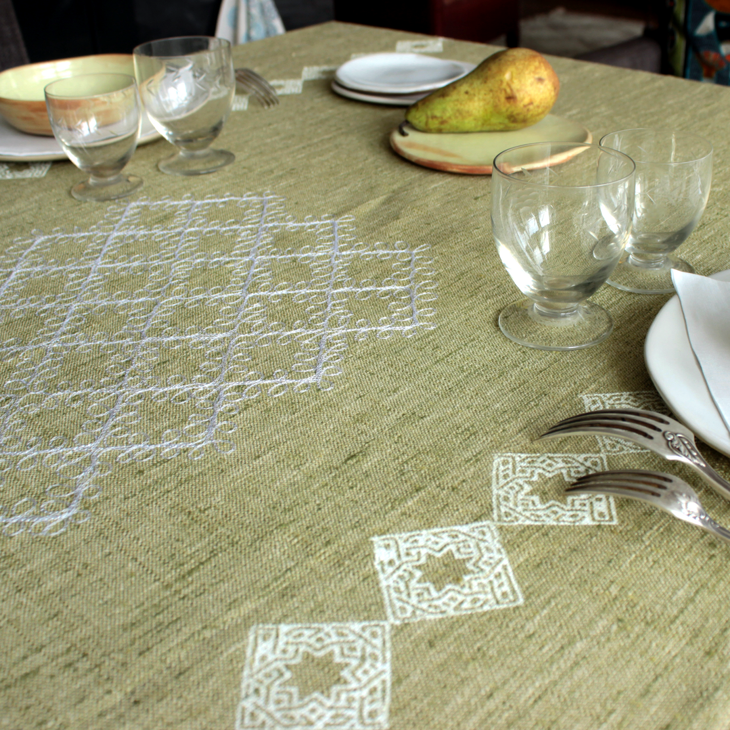 Nappe en lin épais vert anis - Impression au Tampon et Broderie Aghabani
