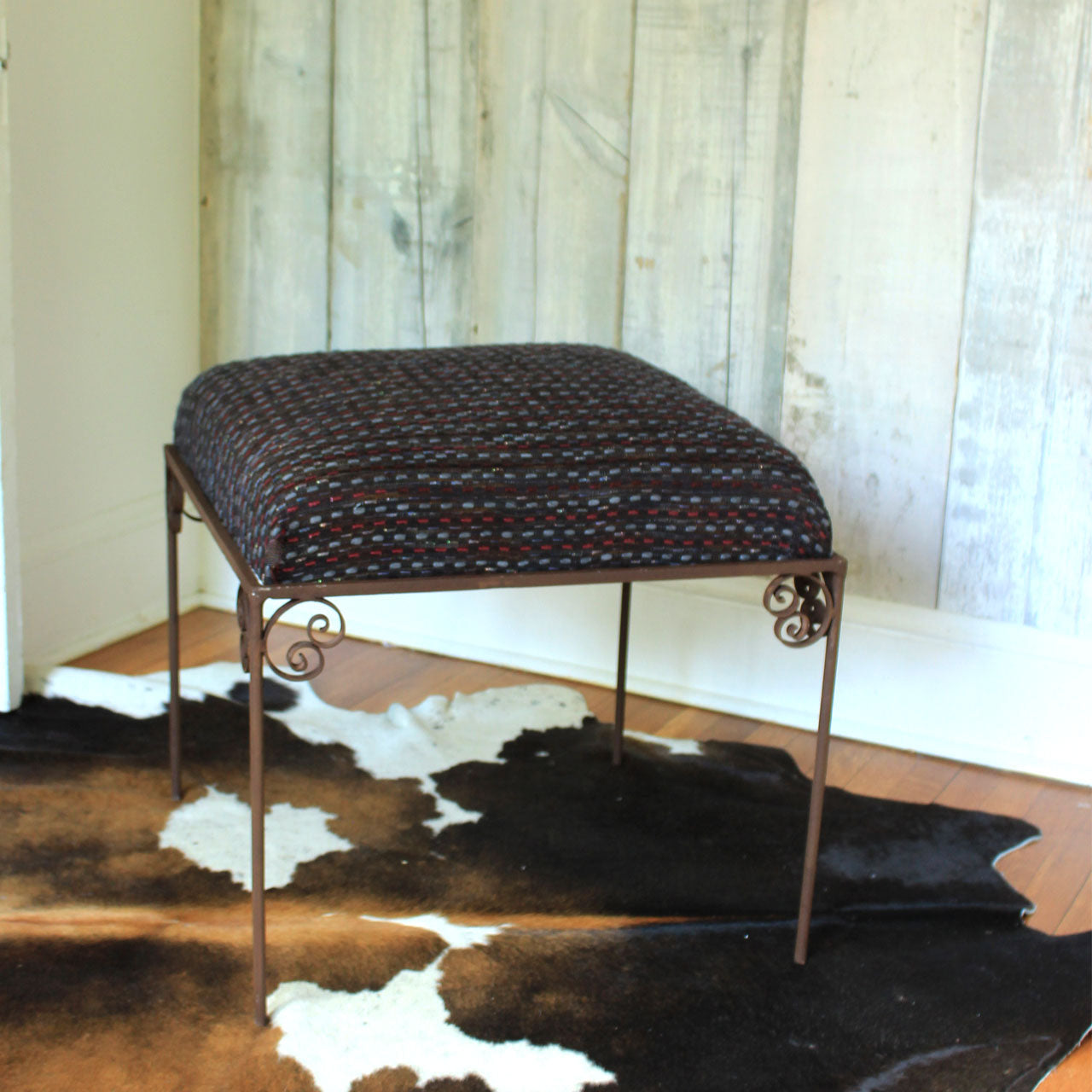 Banc carré en fer forgé tapissé