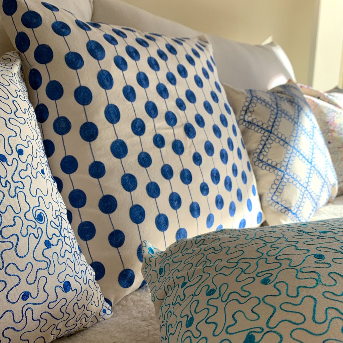 Housse de coussin brodée à la main Oeuf en bleu