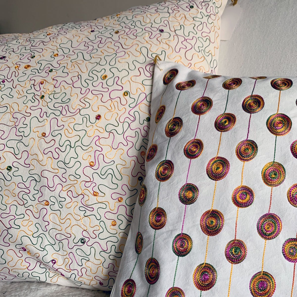 Coussin brodé fait main Oeuf Or