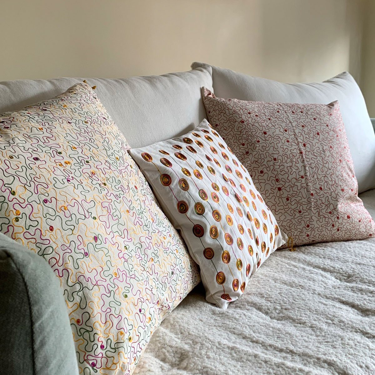 Coussin brodé fait main Oeuf Or