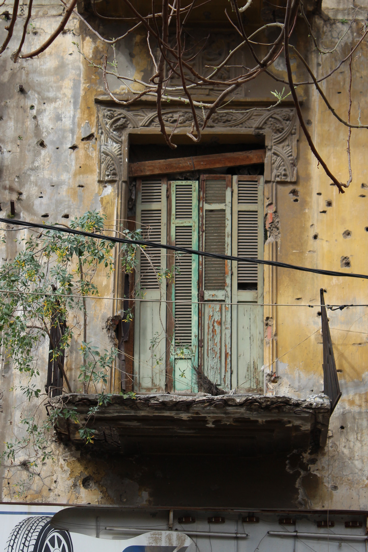 Résilience et beauté dans l'imperfection : aquarelle d'une porte cassée à Beyrouth