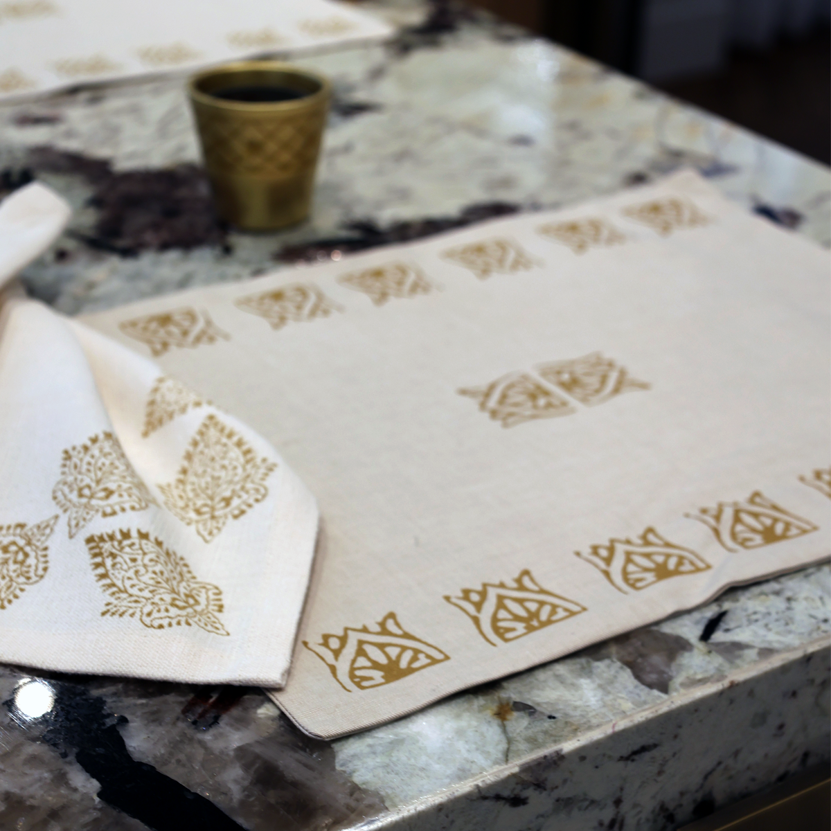 Set de table en lin beige imprimé en blocs The Crown