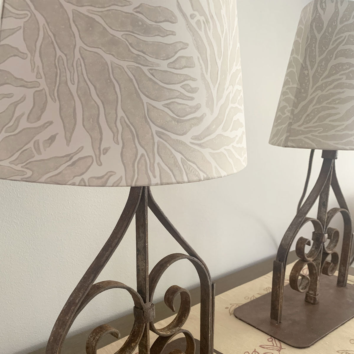 Ananas table lamp with handmade paper shade