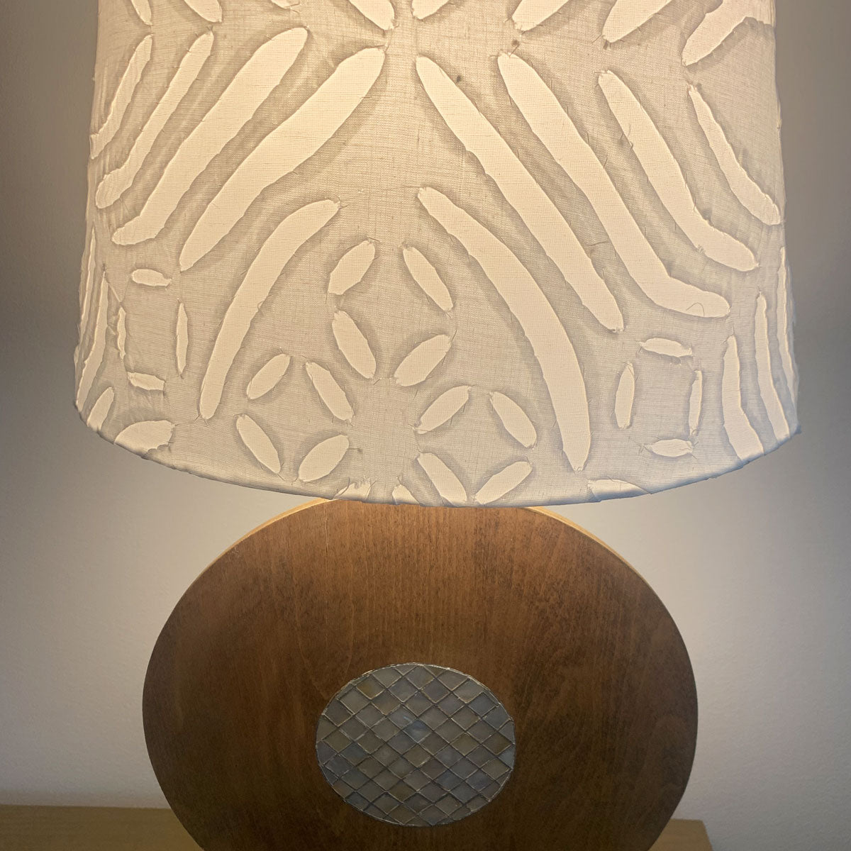 Circle table lamp with mother of pearl