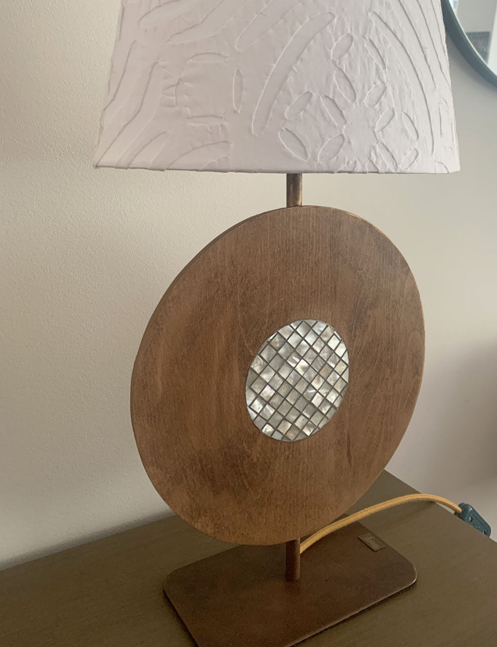 Circle table lamp with mother of pearl