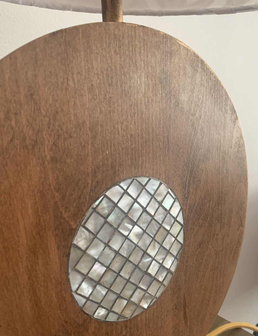 Circle table lamp with mother of pearl