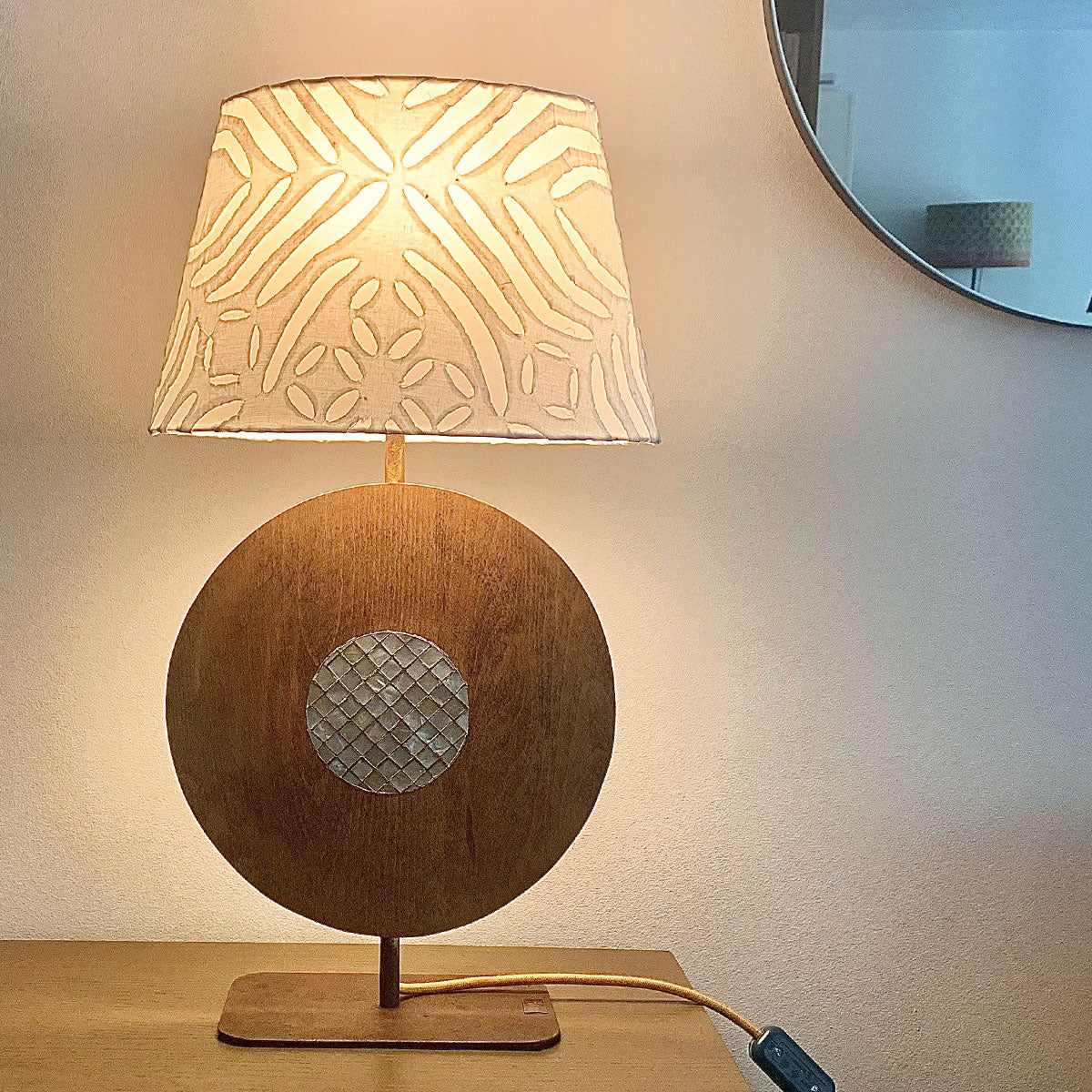 Circle table lamp with mother of pearl