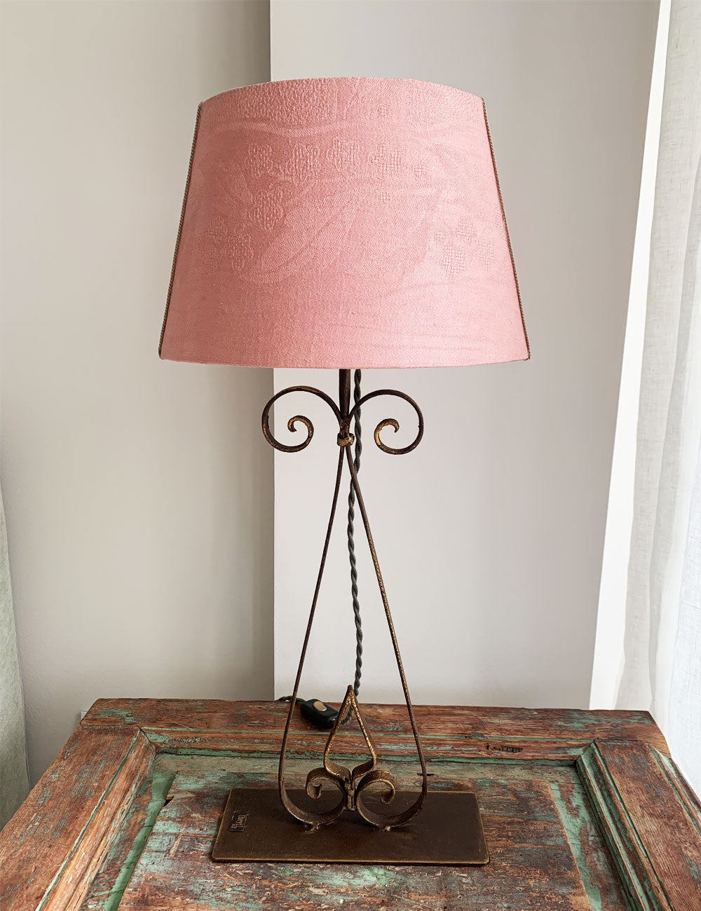 Wrought iron lamp Mandaloun with powder pink shade