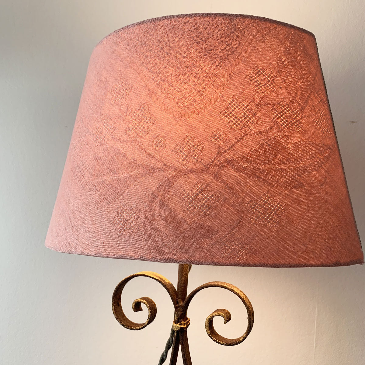 Wrought iron lamp Mandaloun with powder pink shade