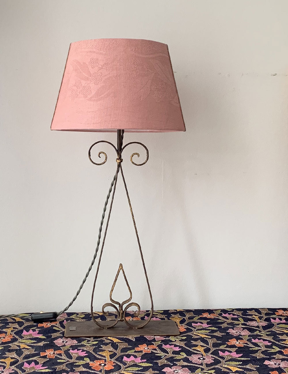 Wrought iron lamp Mandaloun with powder pink shade