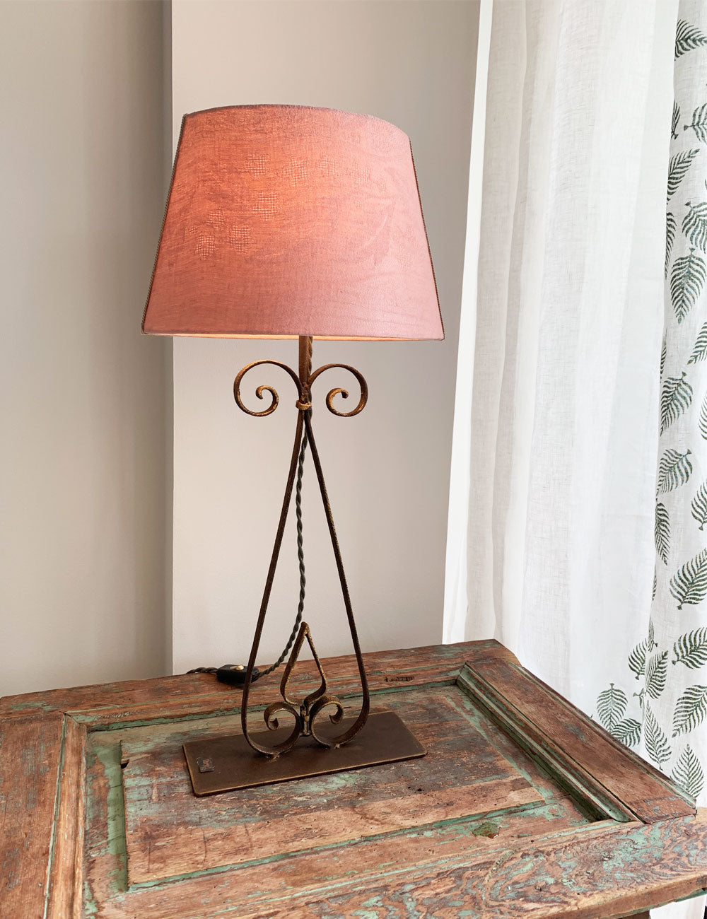 Wrought iron lamp Mandaloun with powder pink shade