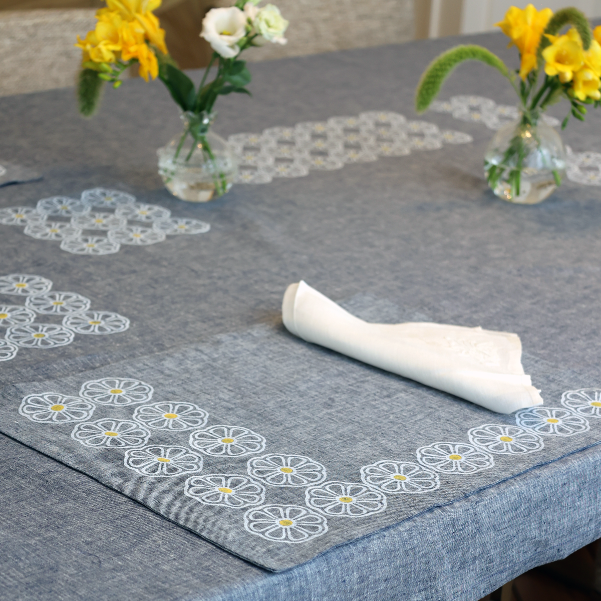 Set de table en lin bleu Jean artisanal avec marguerites blanches | Parfait pour les fêtes de jardin | Éthique et durable par Beyt