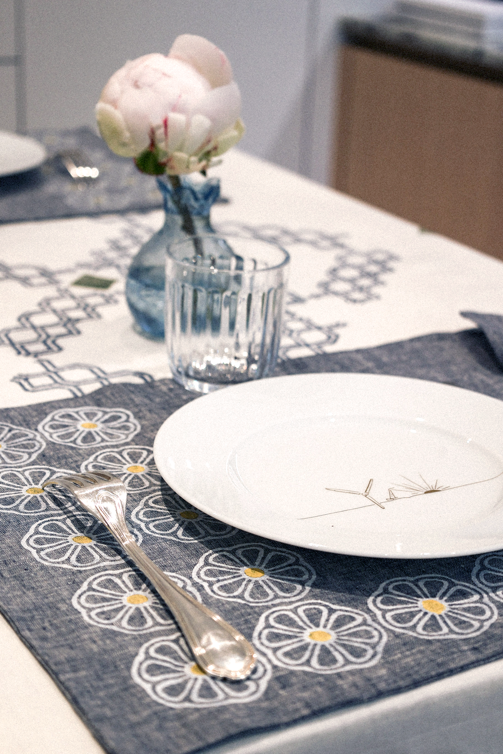 Set de table en lin bleu Jean artisanal avec marguerites blanches | Parfait pour les fêtes de jardin | Éthique et durable par Beyt