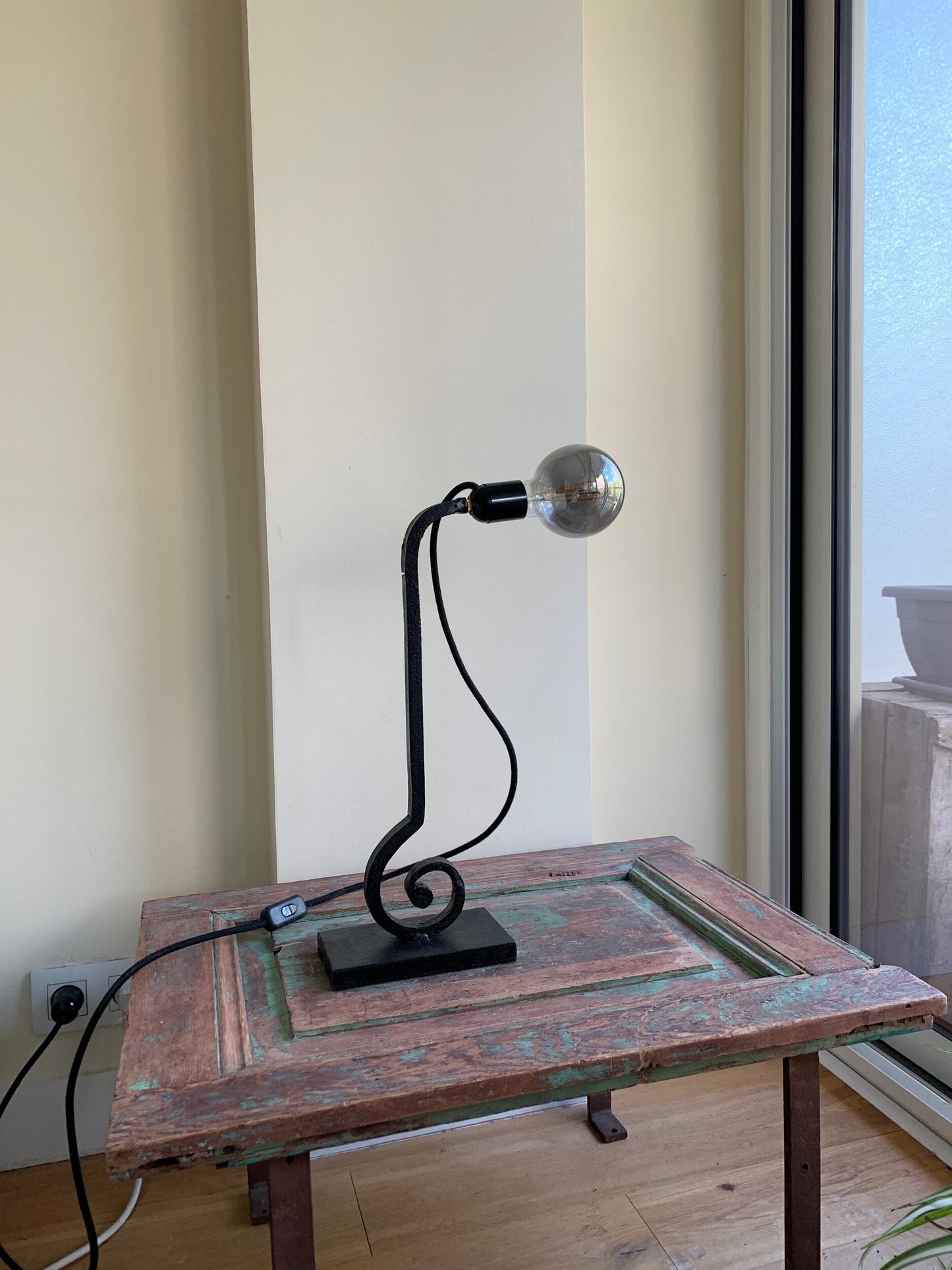 Wrought iron desk lamp Curl in Black