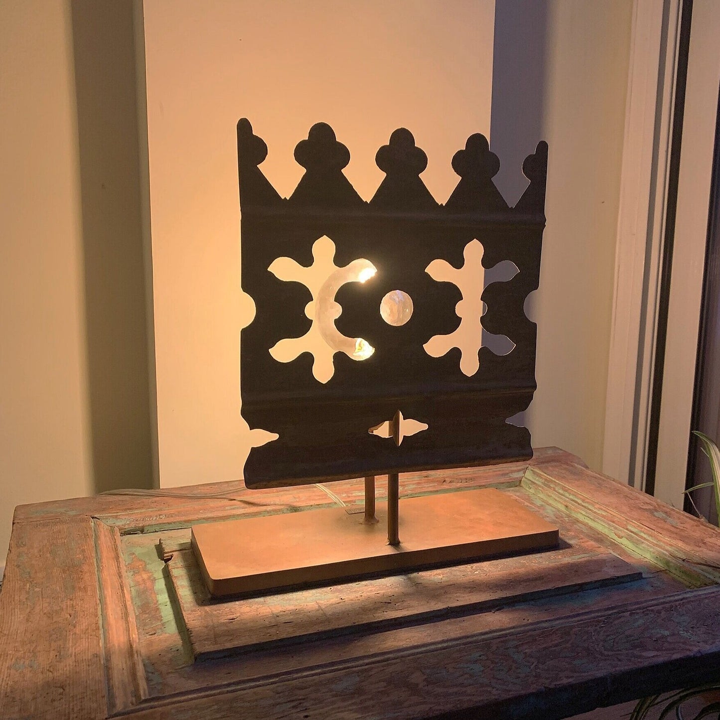 Lampe de table ancienne en métal Couronne