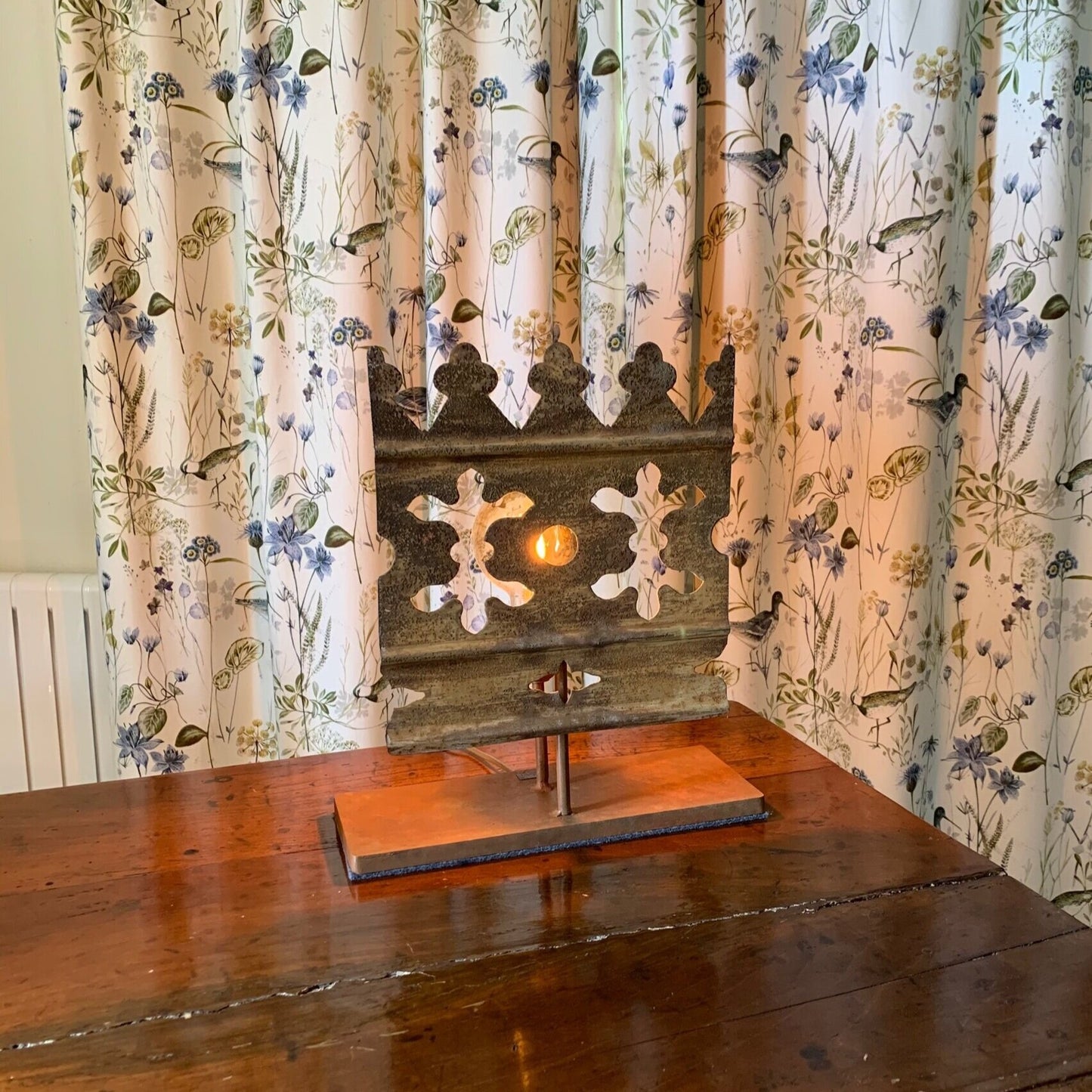 Lampe de table ancienne en métal Couronne