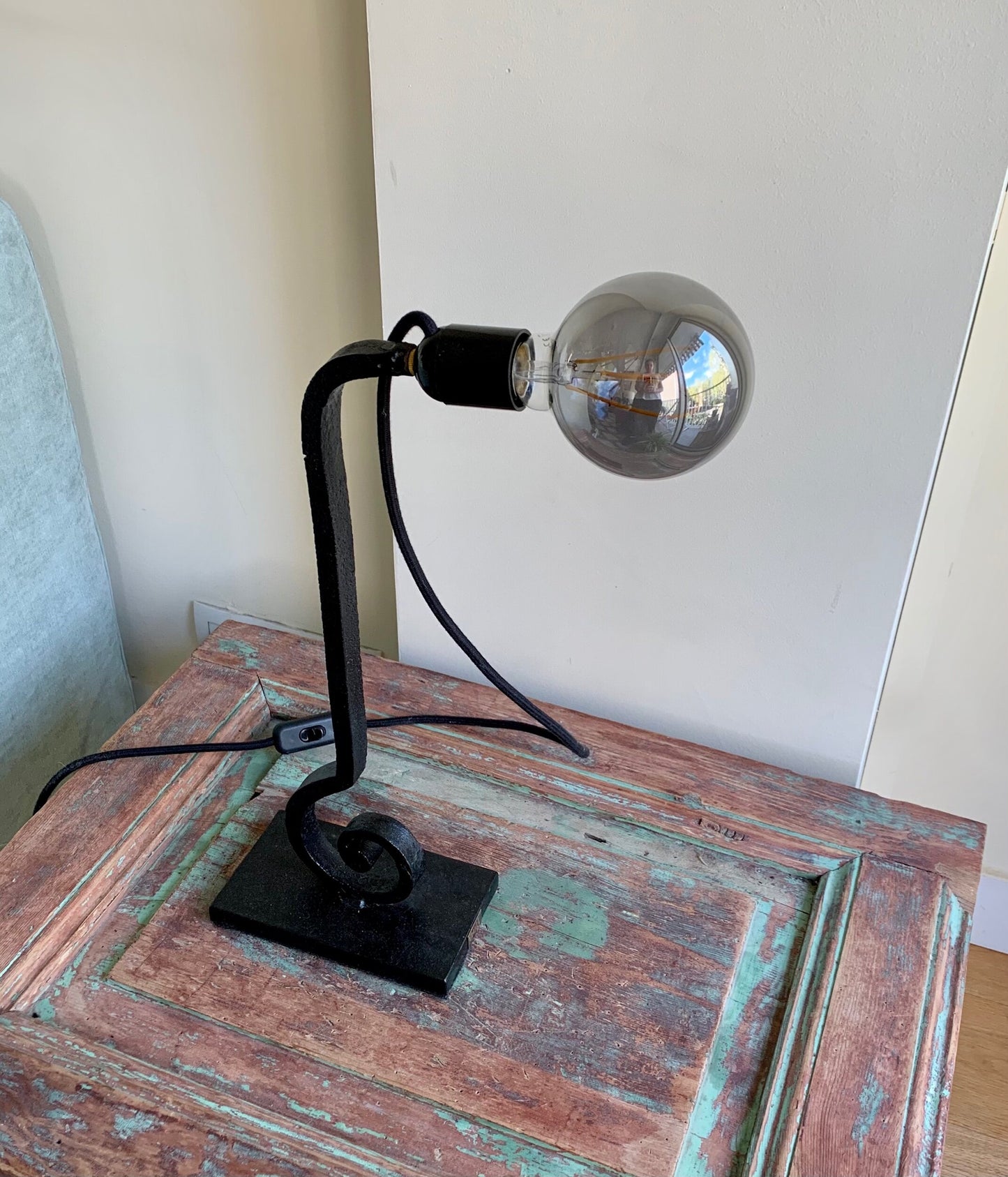 Wrought iron desk lamp Curl in Black